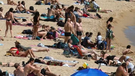 ¿Cuántas horas estás tumbado en la playa? Los expertos aconsejan no superar este tope (y no es por el melanoma)