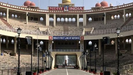 Entre l’Inde et le Pakistan, « le mur de Berlin de l’Asie », étrange lieu de théâtre et de larmes