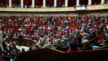 Fin de vie : les députés adoptent en commission un texte créant une « aide à mourir »