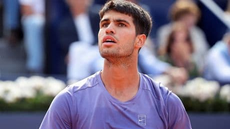 Un diezmado Alcaraz frena ante Rune su racha sobre la tierra de Barcelona