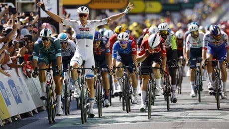 Tim Merlier wint razendsnelle Touretappe die werd gekleurd door Mathieu van der Poel