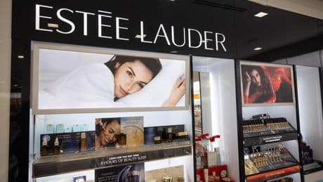 Nouveautés, circuits de distribution, montée de gamme... Le plan d’Estée Lauder pour revenir au sommet des cosmétiques de luxe