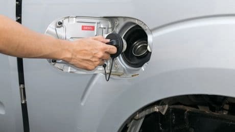 Un mecánico revela los usos secretos que tiene la tapa del depósito de la gasolina