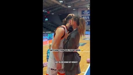 „Scheiß auf das alles heute!“ - Plötzlich tröstet Moderatorin Playoff-Verlierer