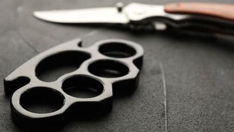 Koblenz: Schule darf 16-Jährigen nach Verkauf von Schlagringen und Springmessern vorläufig ausschließen