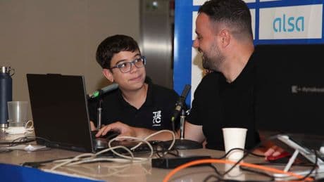 El prodigio del ajedrez Faustino Oro, de 11 años, asombra también comentando la segunda semifinal en León