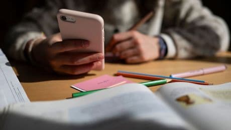 Mehrheit in Umfrage dafür: Handyverbote an Schulen - Ja oder Nein?
