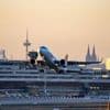 Britin rastet an Bord aus: Flugzeug muss wegen betrunkener Passagierin außerplanmäßig in Köln/Bonn landen