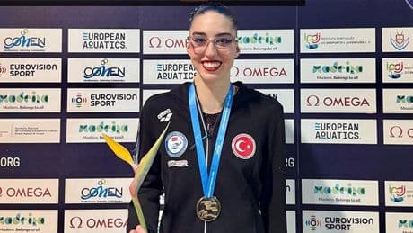 Milli yüzücüden büyük başarı! Altın madalyanın sahibi oldu