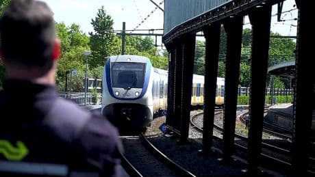 Meisje eerlijk over NS-stakingen: ‘Top, heb schoolopdracht niet gemaakt!’