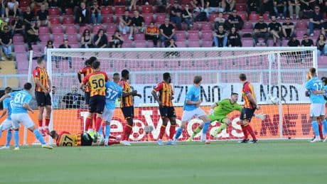 Lecce-Napoli 0-1, le pagelle: Raspadori (6,5) punizione da scudetto, Politano (6,5) instancabile, Helgason (6,5)