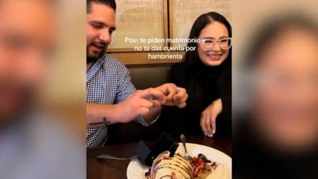 Su novio intentó pedirle mano, pero ella solo se fijó en la comida: "No me di cuenta por hambrienta"