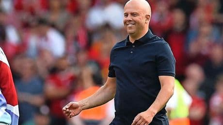 VIDEO Arne Slot viert Liverpool-landstitel op Ibiza en wordt als ware held ontvangen
