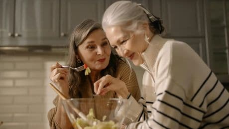 Estos son los alimentos y bebidas que te van a ayudar durante la menopausia