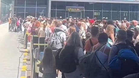 Spanish officials forced into emergency meeting after Brit tourists rage over 'inhumane' queues