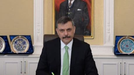 Oğlunun paylaşımı nedeniyle özür diledi