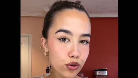 Carly Hall, estudiante de odontología: "¿Por qué tienes los dientes amarillos?"