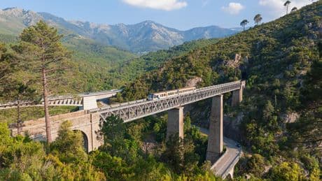 Corse sans voiture : nos conseils pour explorer l’île en train ou en bus