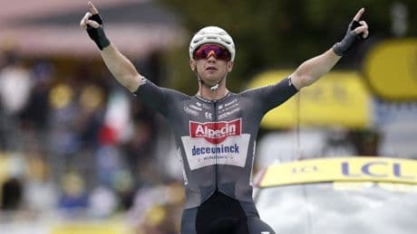 Groves wint natte aanvallersrit in de Tour, tegenaanval Van den Broek komt te laat