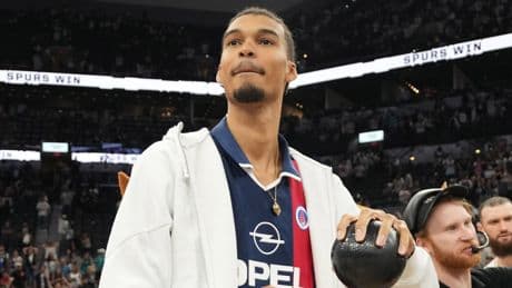 En vidéo, le basketteur Wembanyama marque... un superbe but sur coup franc à Tokyo