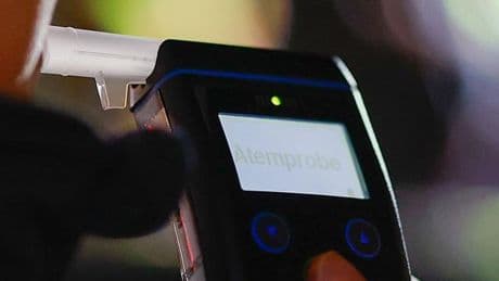 Alkohol am Steuer: Autofahrer fährt betrunken gegen Hauswand und flüchtet
