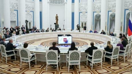 Guerra Ucraina, la mossa di Putin: colloqui il 2 a Istanbul. Le condizioni dello zar: «La Nato si fermi a Est»