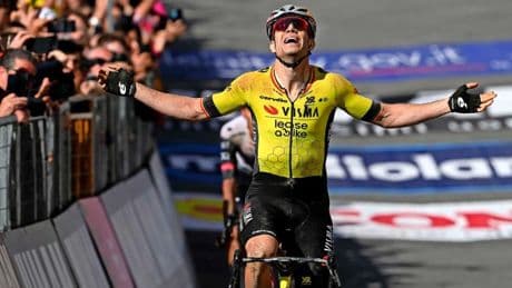 Emotionele Wout van Aert staat plotseling op in Giro d’Italia: ’Heb moeilijke periode achter de rug’