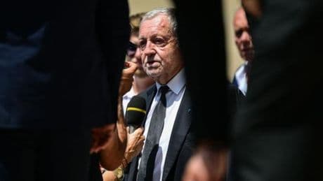 Le jour des obsèques de Bernard Lacombe, l’avenir de l’Olympique lyonnais, relégué en Ligue 2, devient un enjeu politique