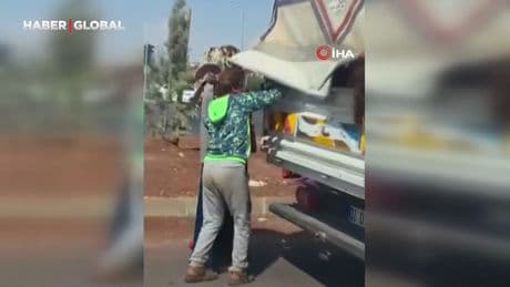 Kırmızı ışıkta duran kamyonetten biberleri böyle çaldılar