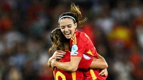 Aitana Bonmatí y Cata Coll, dos heroínas salidas de la enfermería