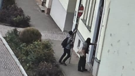 „Einfahrt verboten“ einfach mitgenommen - Nachbar filmt Schilder-Dieb