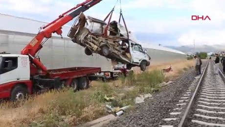 Afyon'da iş kazası: Tren işçi servisiyle çarpıştı, 1 kişi yaralandı