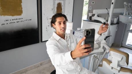 Hoe gingen holbewoners om met verstandskiezen? En hoe krijg ik witte(re) tanden? Deze TikTok-tandarts heeft alle antwoorden