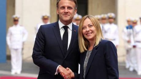 Il messaggio di Macron a Meloni: "Rafforzare il dialogo"