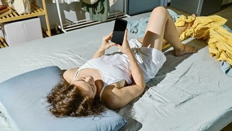 Studie zur Freizeit: Mehr Zeit fürs Internet, weniger Zeit für Freunde