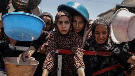 Israel dice que reanudará el cuestionado lanzamiento aéreo de alimentos en Gaza mientras crecen las muertes por desnutrición