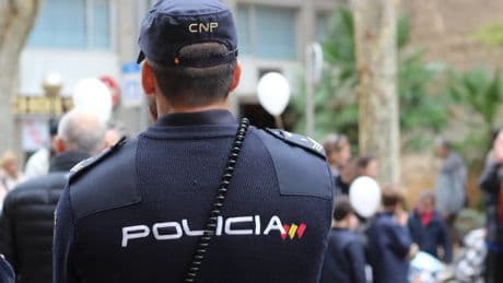 Detenido por lanzar adoquines a personas que se negaron a darle un cigarro y herir a una mujer