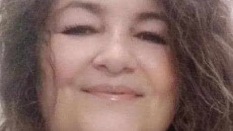 Maria Straniero si appoggia alla staccionata ma i pali cedono, precipita nel dirupo per 60 metri e muore davanti al marito