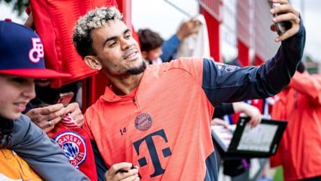 1. Öffentliches Training - Bayern-Fans im Díaz-Fieber!