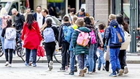Debatte über Gebetsräume in NRW: "Hat an Schulen nichts zu suchen"