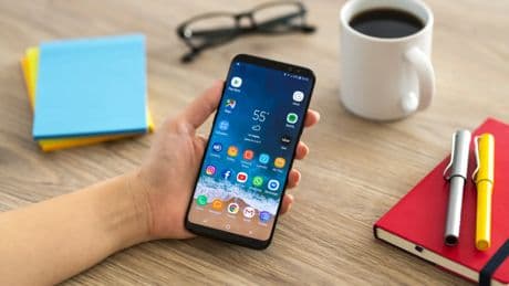 El truco más fácil para seguir usando una app que consume la batería de tu móvil: bórrala y haz esto