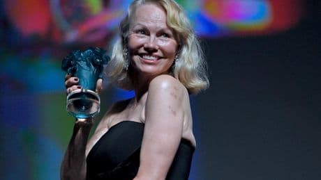 «Faire partie de la pop-culture a été une chance et une malédiction» : Pamela Anderson subjugue le Festival de Deauville