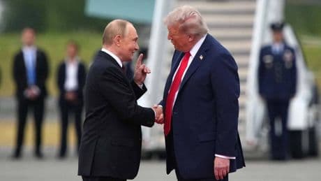 La falcata, le cravatte rosse e la stretta di mano: l'incontro Trump-Putin ai raggi X