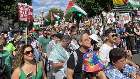 Londra’da, tişörtü nedeniyle gözaltına alındı