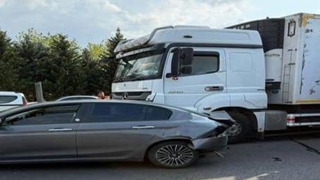 TEM'de zincirleme kaza! 5 araç birbirine girdi trafik aksadı