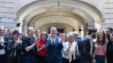 Sant Jordi arranca pletórico y soleado: "Es increíble que el libro sea el centro del mundo"