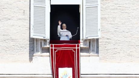 Il Papa: “Invoco coraggio per chi ricerca dialogo e pace”. L’abbraccio a chi soffre per la guerra