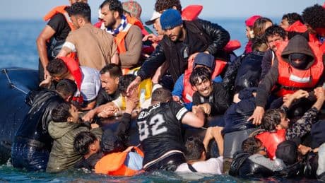 Emmanuel Macron au Royaume-Uni : les ONG opposées aux interceptions de migrants en mer