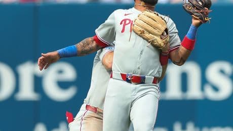 Edmundo Sosa exits Phillies-Yankees game after scary collision