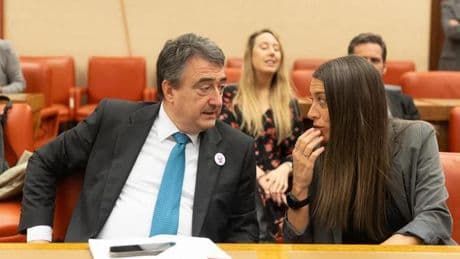 La nueva oferta de Feijóo para una moción de censura llega en su peor momento con PNV y Junts